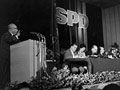 Podium und Bühne vom SPD-Parteitag 1959. 
