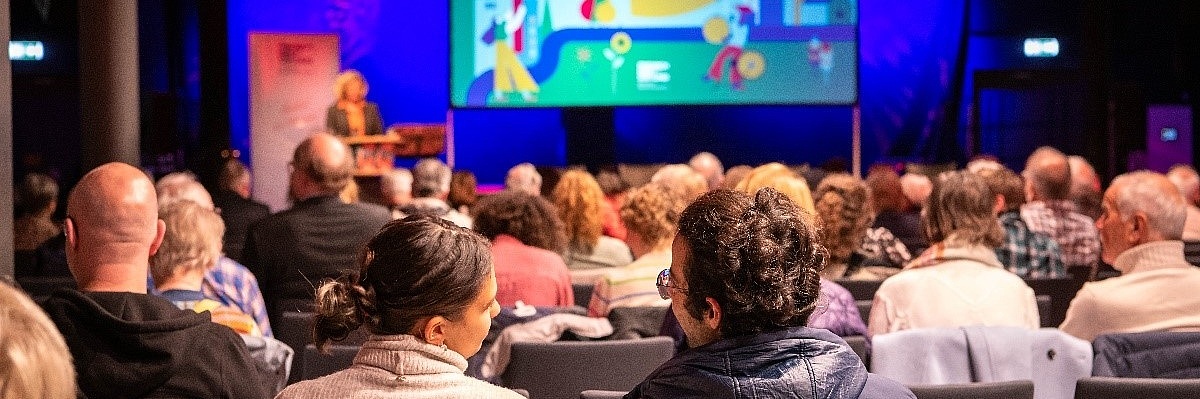 Das Publikum bei einer Veranstaltung im Regionalbüro Rheinland-Pfalz/Saarland. 