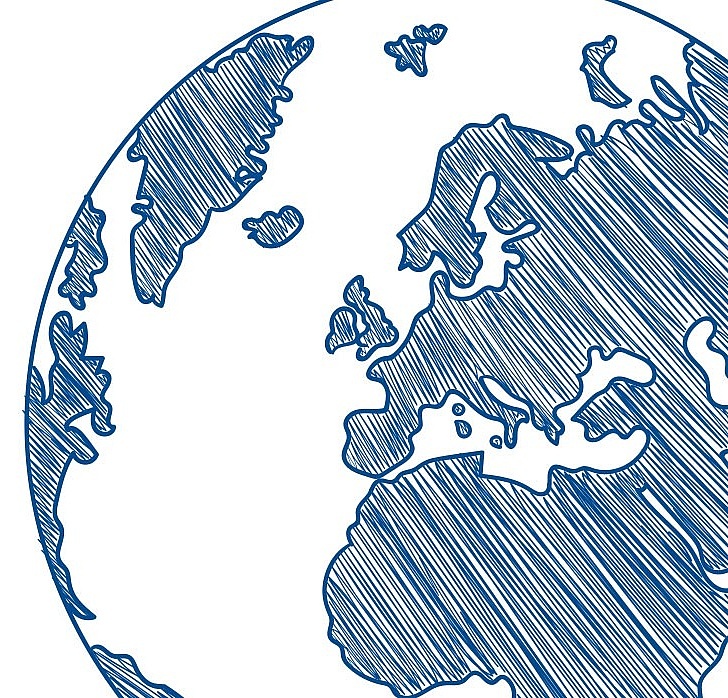 Auf weißem Hintergrund ist in Blau eine Weltkugel sowie ein Ast mit wenigen Blättern gezeichnet. In Blau-Rot befinden sich darauf die Wörter "Denmark, Finland, Germany, Iceland, Norway, Sweden"