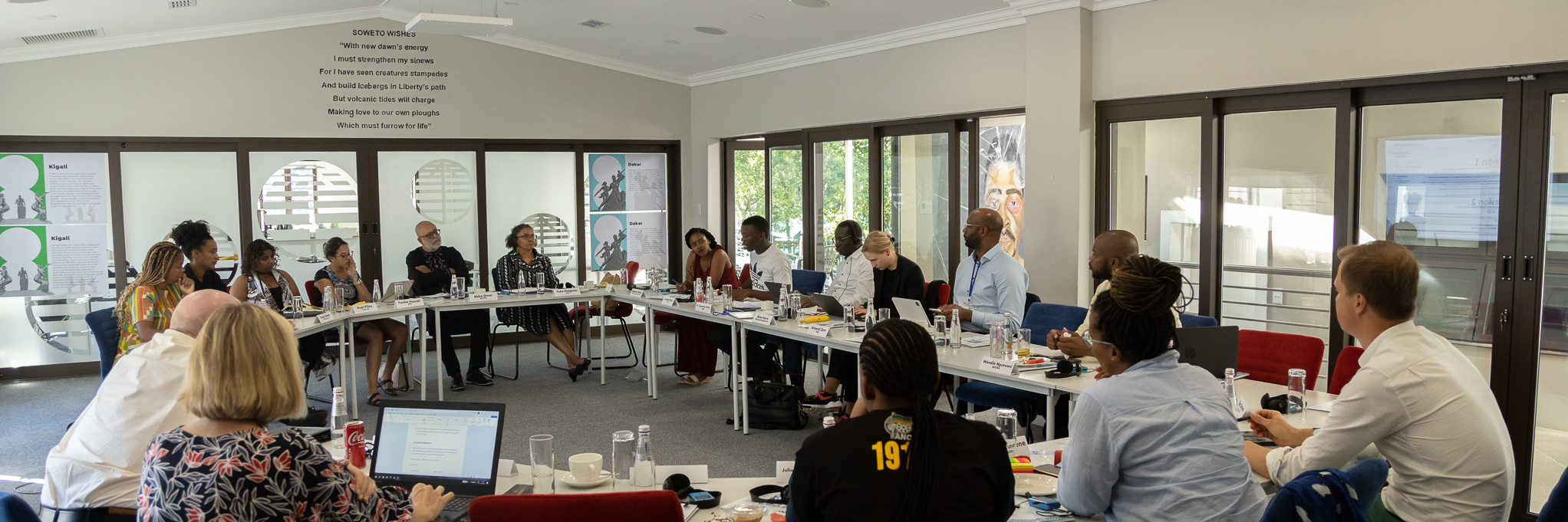 Teilnehmende an Tischrunde beim Workshop im Lindiwe Mabuza Space von FES Südafrika 