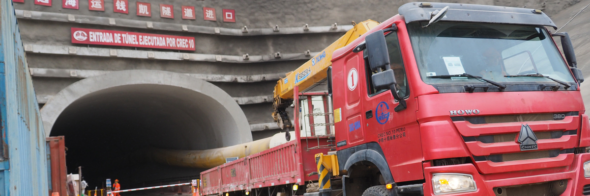 Ein Foto zeigt ein Tunnelportal zu den im Bau befindlichen Hafenanlagen in Chancay an der peruanischen Küste.