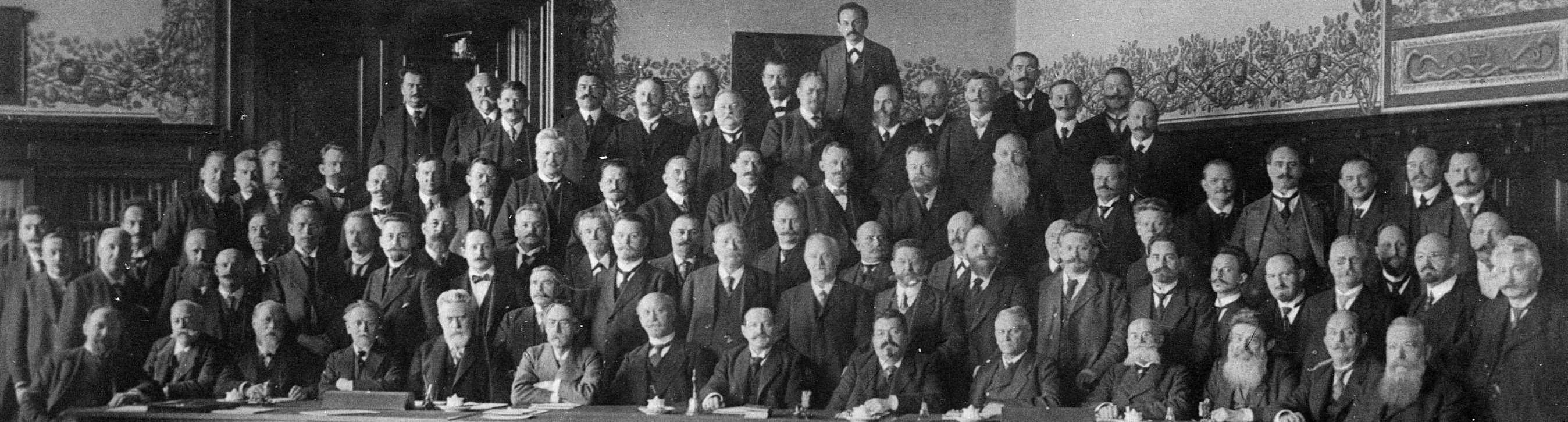 Teilweise sitzend, teilweise stehend, zeigt das Foto die Mitglieder der Sozialdemokratischen Reichstagsfraktion