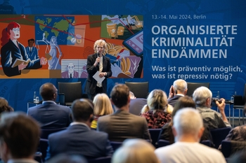 Moderatorin Nana Brink auf der Bühne der Veranstaltung "Organisierte Kriminalität eindämmen" am 13.-14. Mai 2024 in Berlin