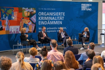 Podiumsdiskussion auf der Veranstaltung "Organisierte Kriminalität eindämmen" am 13.-14. Mai 2024 in Berlin