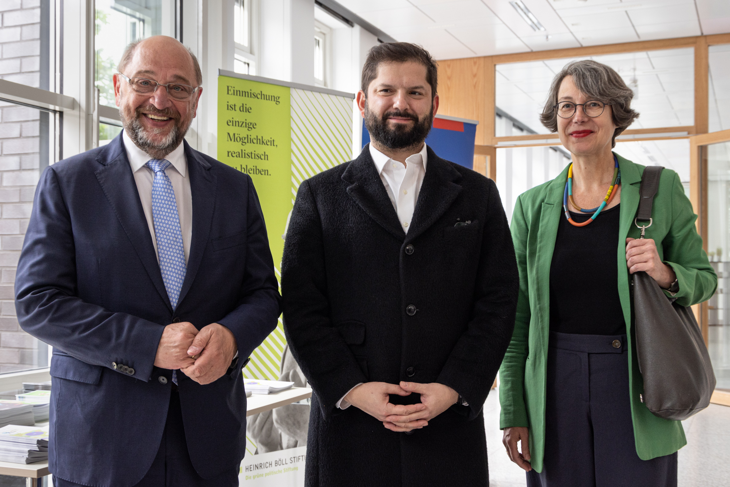 Chiles Präsident Gabriel Boric mit Martin Schulz (FES) und Dr. Imme Scholz (HBS) im Foyer der Friedrich-Ebert-Stiftung