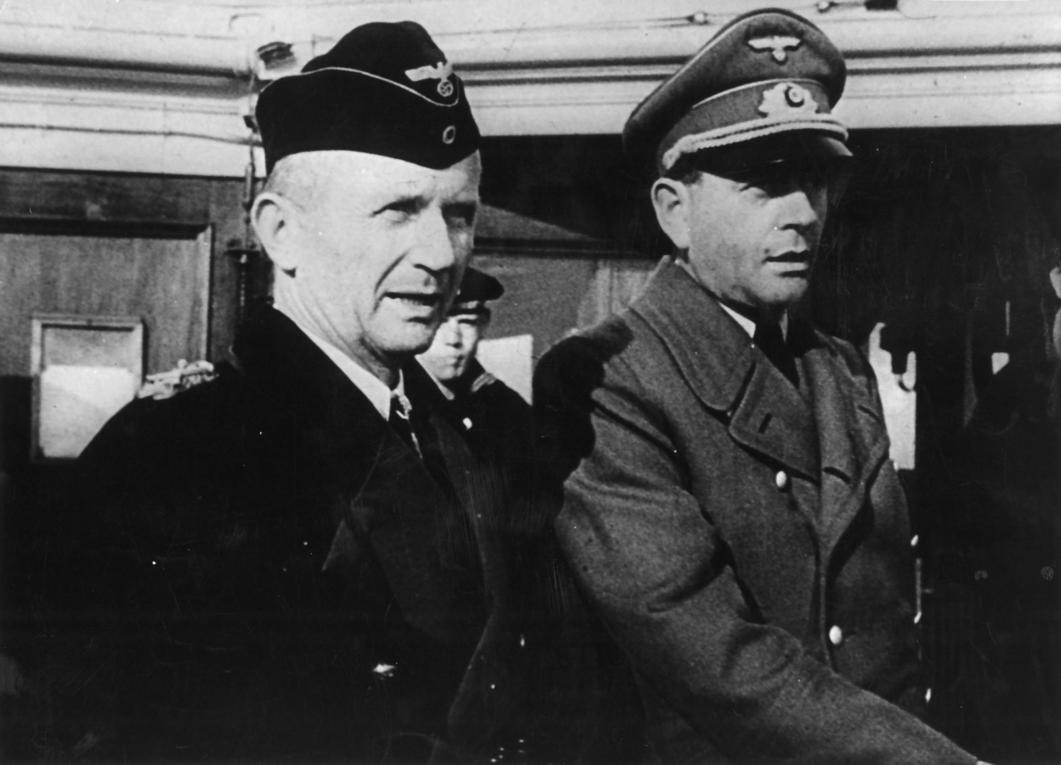 Schwarz-Weiß-Fotografie von zwei Männern in nationalsozialistischen Uniformen