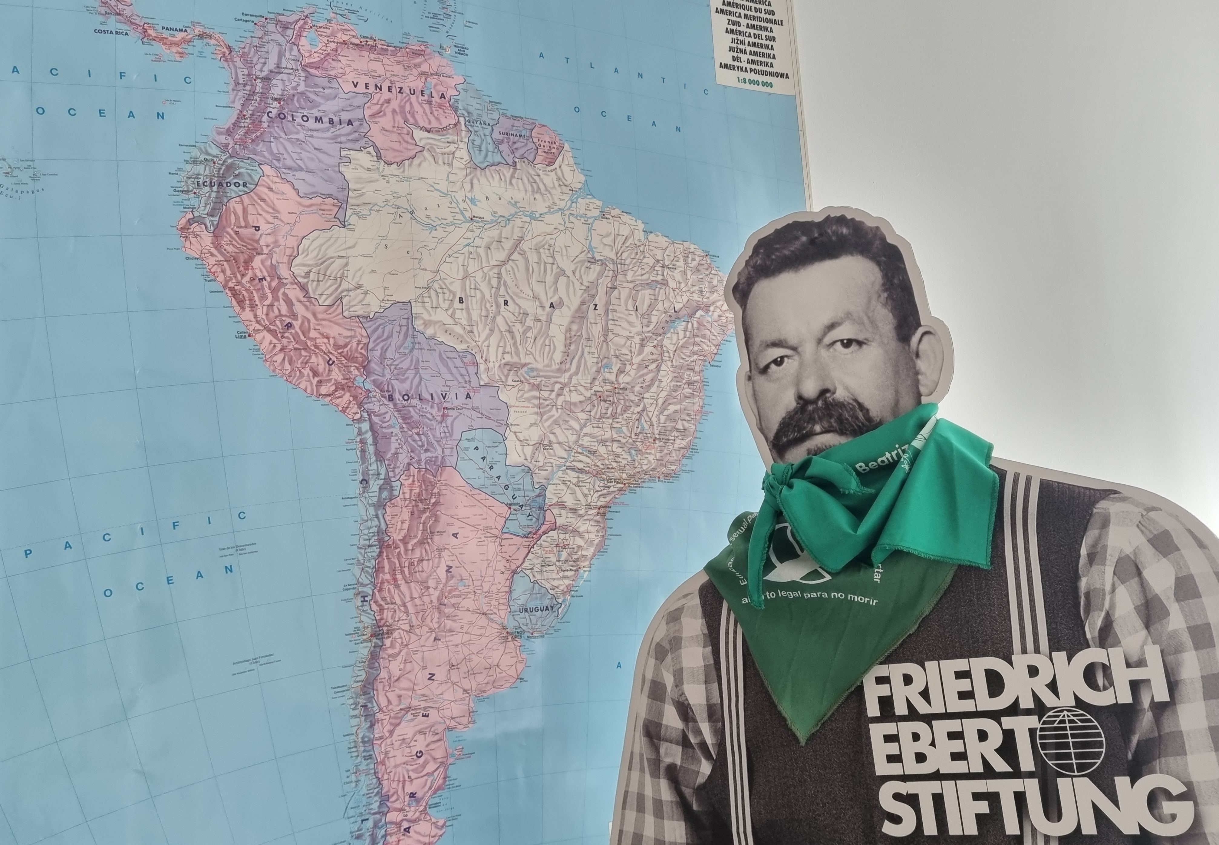 Pappaufsteller von Friedrich Ebert steht vor einer Karte lateinamerikas