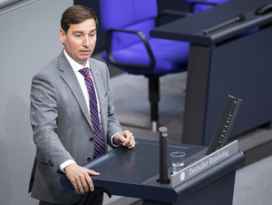Sebastian Hartmann im Bundestag bei einer Rede. Er ist der innenpolitische Sprecher der SPD-Bundestagsfraktion.