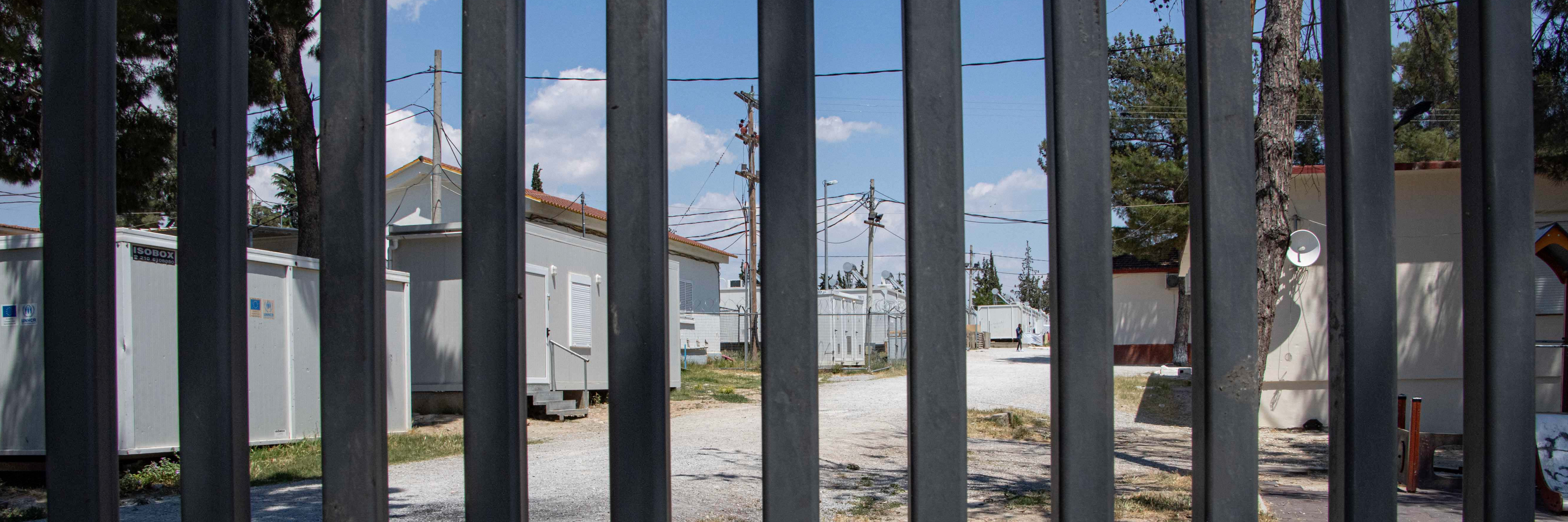 Diavata Flüchtlingslager ist ein ehemaliges Militärlager in der Nähe der Stadt Thessaloniki in Nordgriechenland. Die Betonbefestigung namens Enhanced Fence wurde rund um den gesamten Bereich des Lagers errichtet.