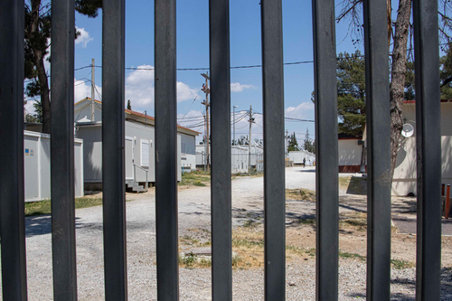 Diavata Flüchtlingslager ist ein ehemaliges Militärlager in der Nähe der Stadt Thessaloniki in Nordgriechenland. Die Betonbefestigung namens Enhanced Fence wurde rund um den gesamten Bereich des Lagers errichtet.