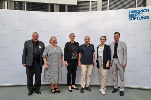 Gruppenfoto der sechs Mitglieder des Steuerungskreis des AKs