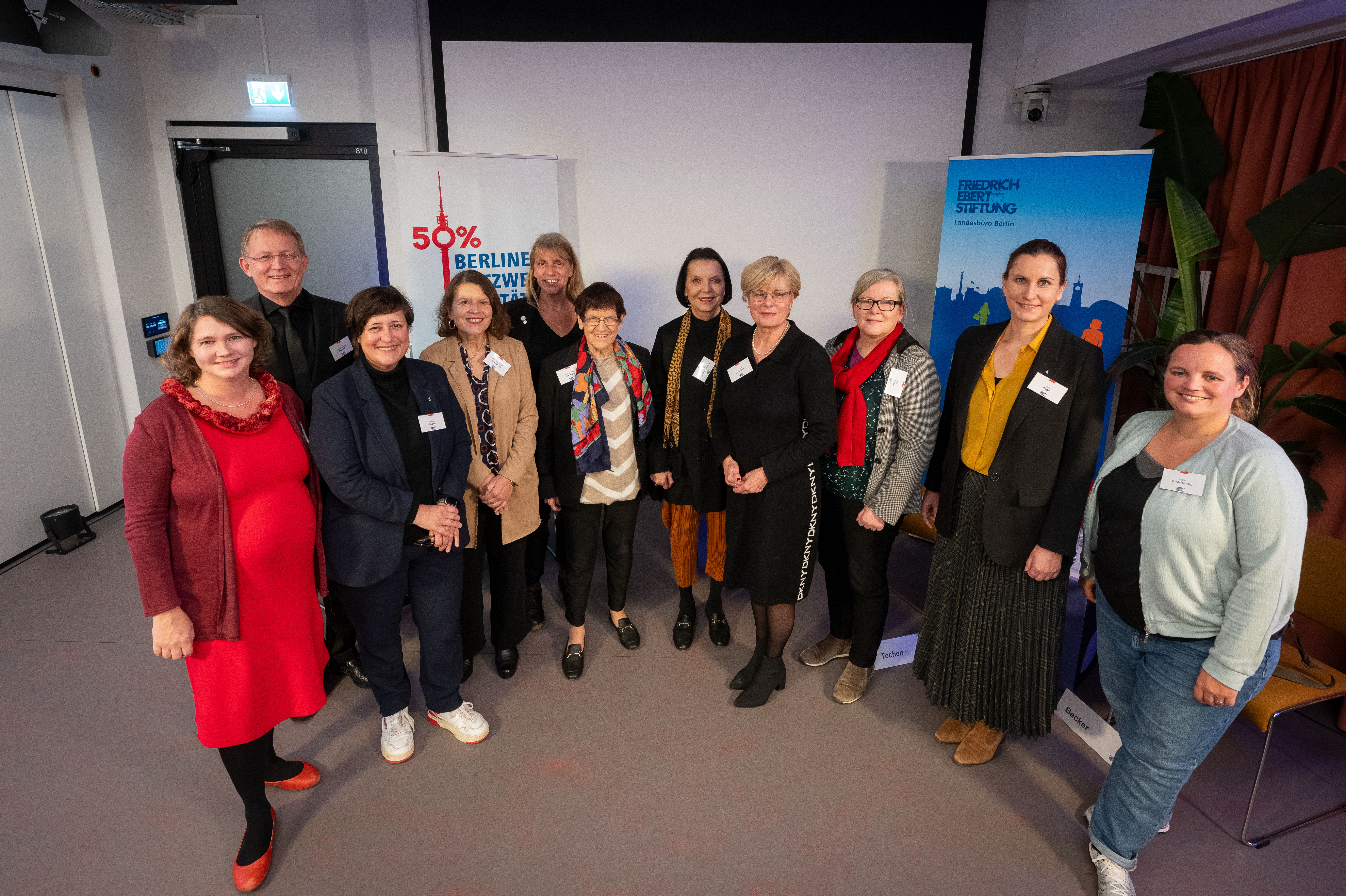 Gruppenfoto der Podiumsgäste  (v.l.n.r.): Nora Langenbacher, Stephan-Andreas Casdorff, Franziska Becker, Silke Laskowski, Christine Kurmeyer, Rita Süssmuth, Christine Hohmann-Dennhardt, Helga Lukoschat, Nele Techen, Micha Klapp, Marie Scharfenberg