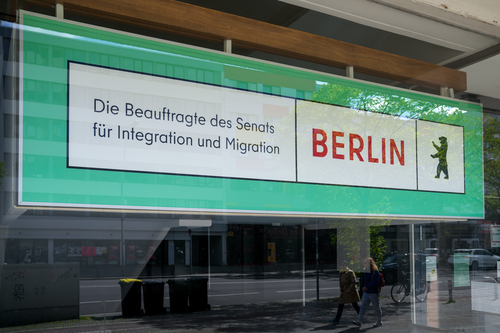 Berlin, Schild im Eingangsbereich am Willkommenszentrum - Beratungsstelle der Beauftragten des Berliner Senats für Integration und Migration.