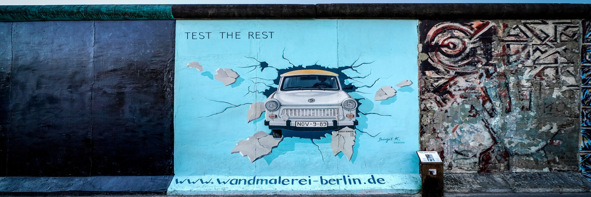 Ein Stück Berlinermacher mit einem Bild von einem Trabi, welcher durch die Mauer hindurchbricht.