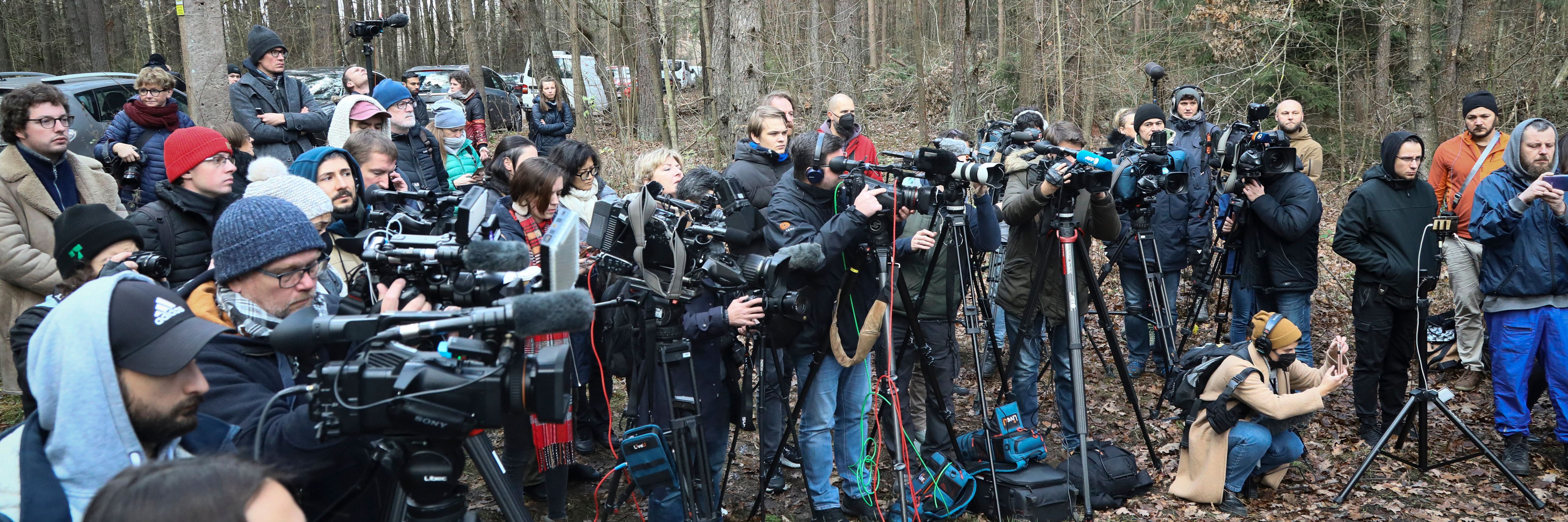 Viele Medienvertreter versammeln sich am 12. November 2021 auf einer Pressekonferenz in einem Waldgebiet in der Nähe von Kuznica, Polen.