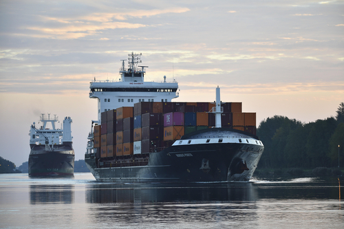 Containerschiffe auf einem Kanal