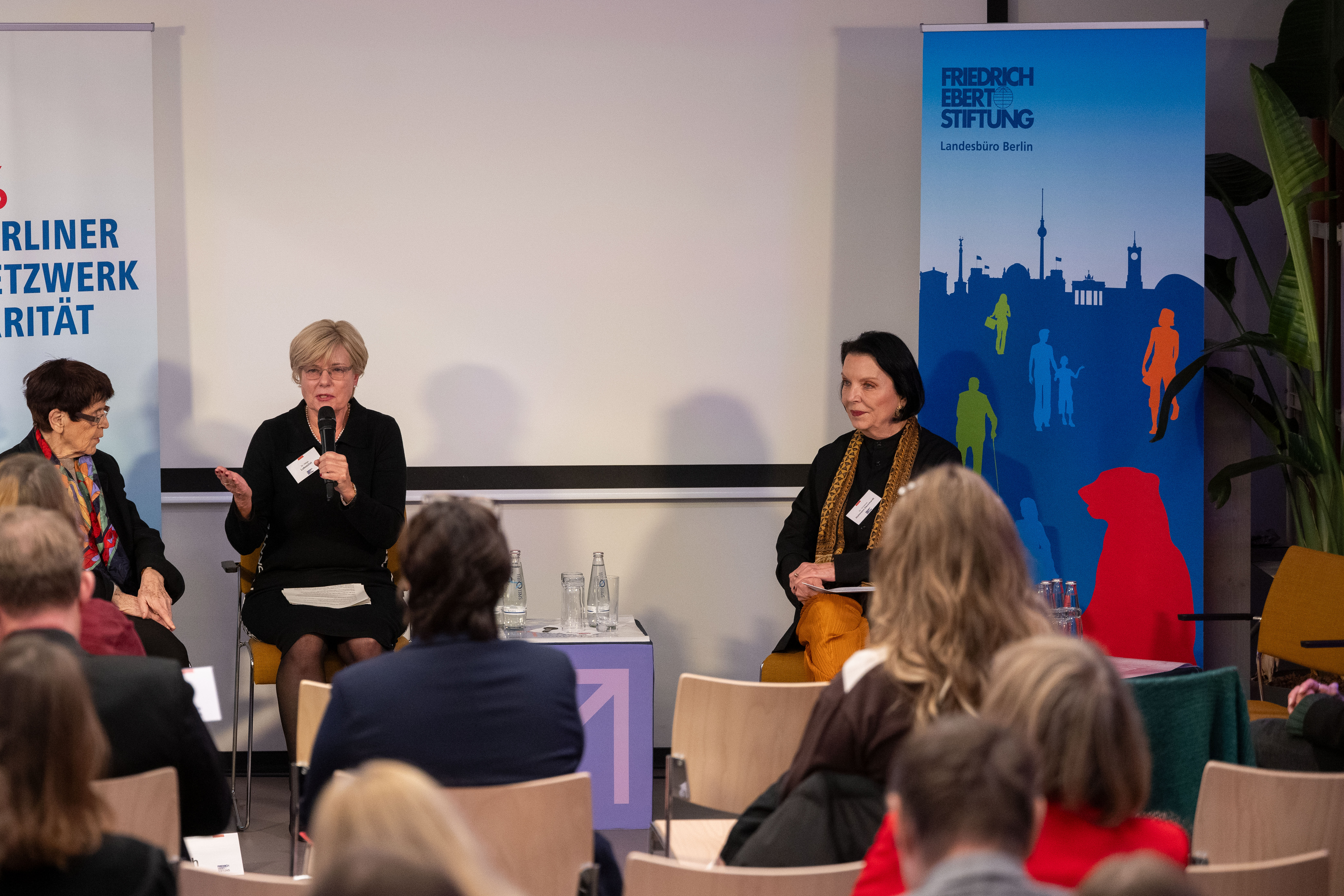 Roundtable mit Podiumsgästen (v.l.n.r.): Rita Süssmuth, Helga Lukoschat, Christine Hohmann-Dennhardt