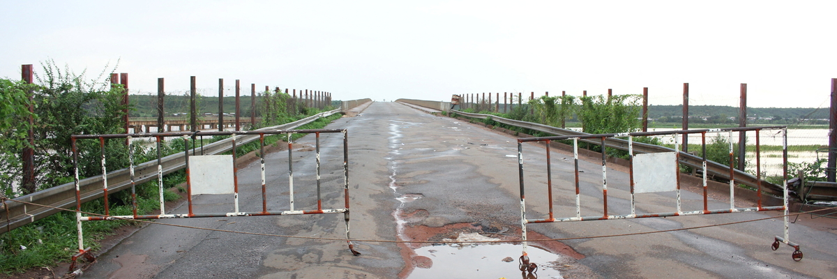 Eine Barriere an der Grenze Niger - Benin am Anfang einer Brücke über den Niger, von Benin aus gesehen.