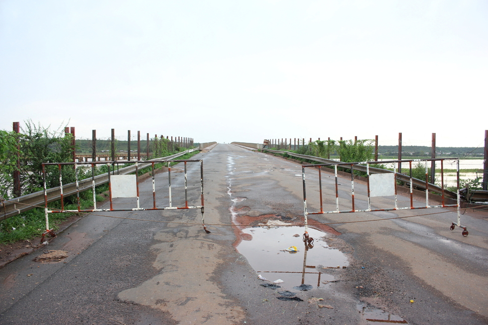 Eine Barriere an der Grenze Niger - Benin am Anfang einer Brücke über den Niger, von Benin aus gesehen.