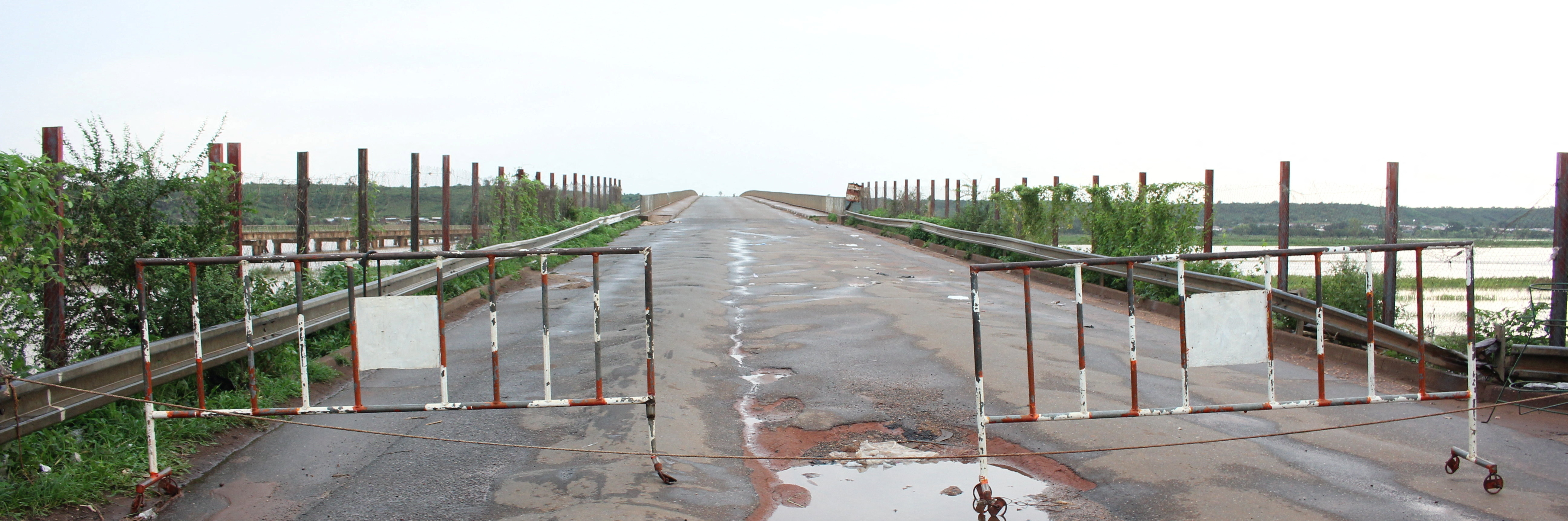 Eine Barriere an der Grenze Niger - Benin am Anfang einer Brücke über den Niger, von Benin aus gesehen.