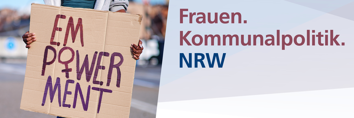 Banner Frauen.Kommunalpolitik.NRW mit Schild aus Karton: Empowerment