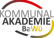 Logo mit dem Schriftzug Kommunalakademie BaWü und farbigen Bögen darüber und darunter