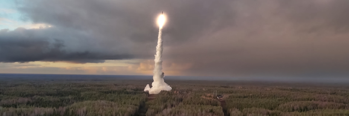 Russischer Test einer Interkontinentalrakete im Oktober 2024. Eine Rakete fliegt aus einem Waldgebiet in den Himmel und hinterlässt einen Schweif aus Rauch.