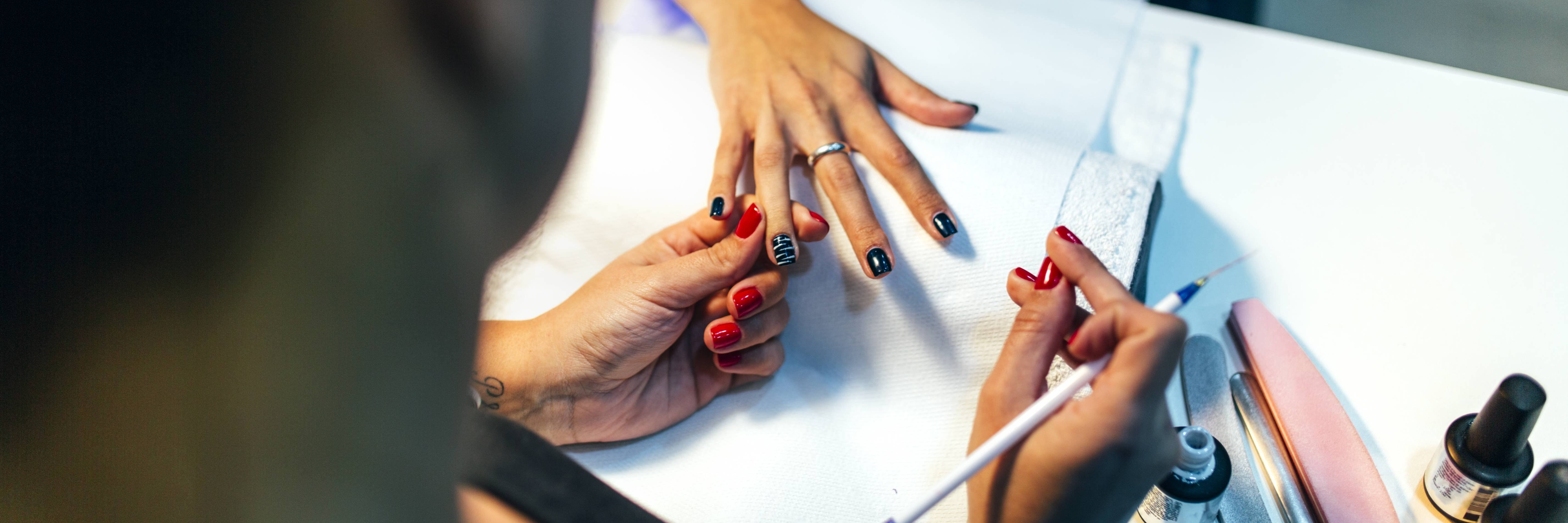 Behandlung in einem Maniküre-Salon