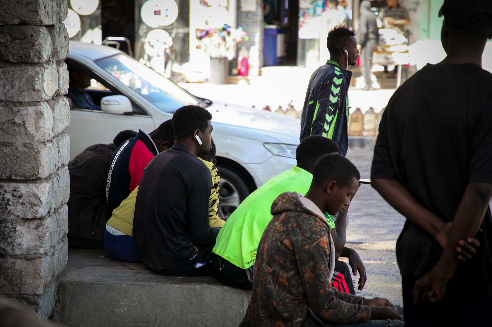 Arbeitsmigrant_innen warten in Tripolis/Libyen auf Arbeit. 