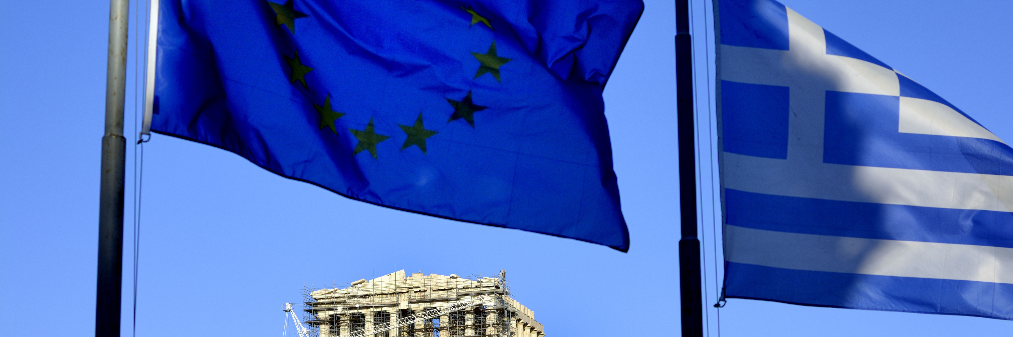 Eine griechische Fahne / Flagge und eine EU-Flagge wehen an der Akropolis in Athen.