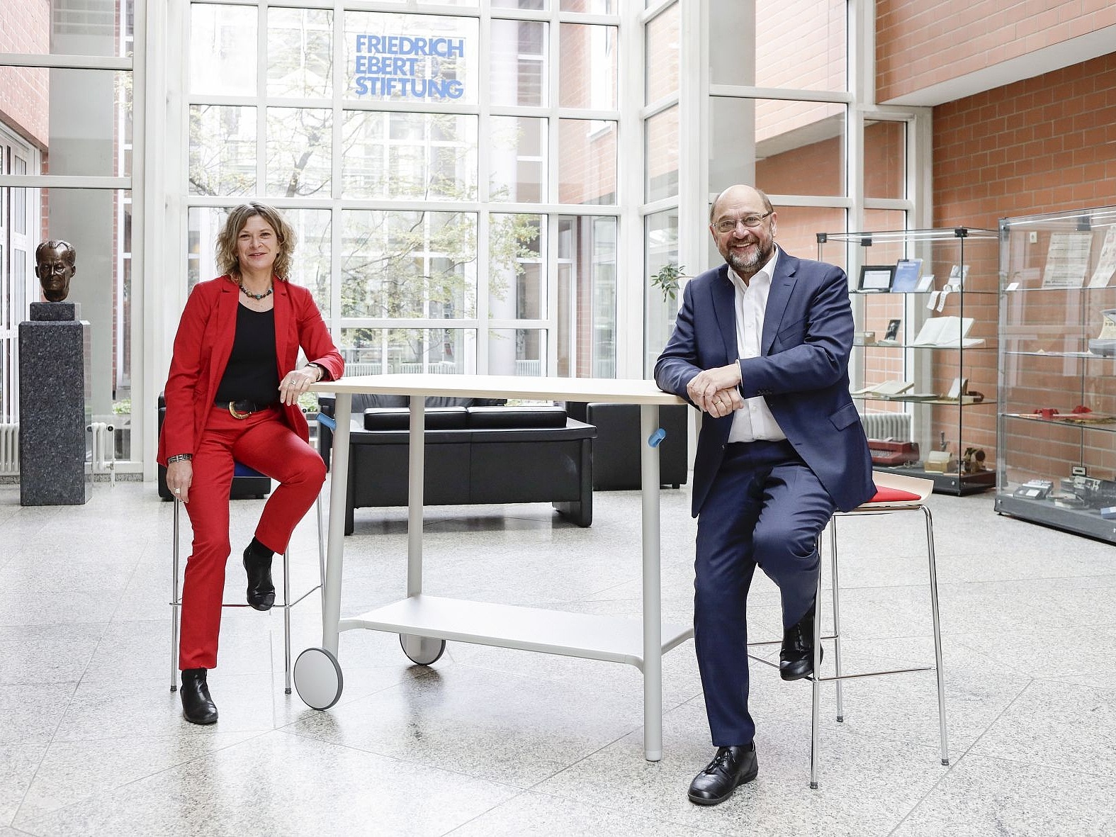 Masrtin Schulz und Sabine Fandrych sitzen im Foyer der Friedrich-Ebert-Stiftung in Bonn